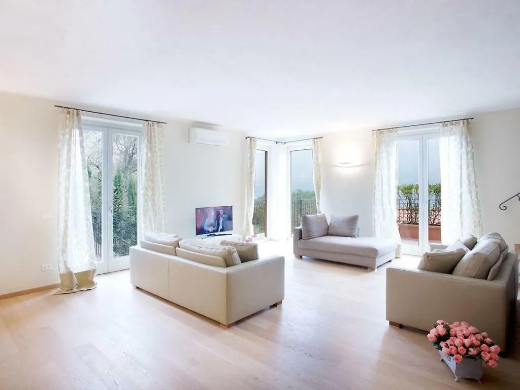 State Of The Art Home Suite With 180 Degree Panoramic Lake View, Pool And Spa Sleeping Up To 10 Guests By Italian Apartments كومو