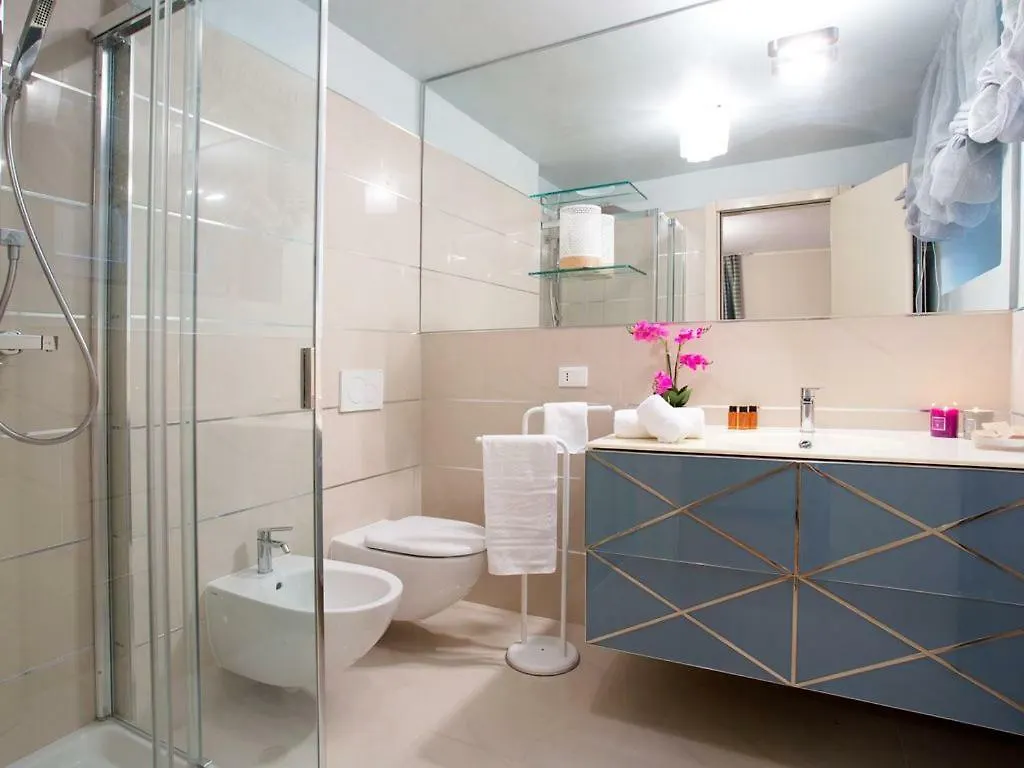 State Of The Art Home Suite With 180 Degree Panoramic Lake View, Pool And Spa Sleeping Up To 10 Guests By Italian Apartments كومو