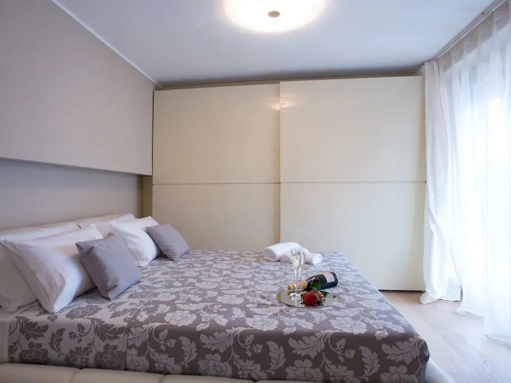 State Of The Art Home Suite With 180 Degree Panoramic Lake View, Pool And Spa Sleeping Up To 10 Guests By Italian Apartments Como